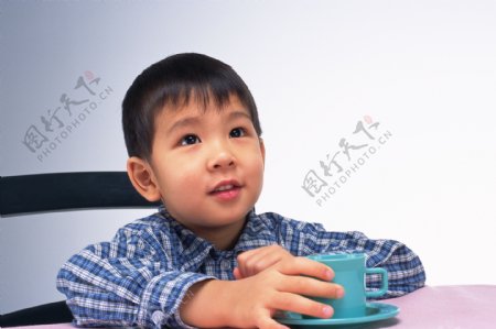 小男孩喝水图片