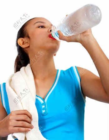 运动后饮用水口渴的女孩
