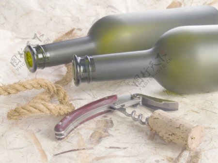 沉闷的葡萄酒瓶和螺旋形的自然背景