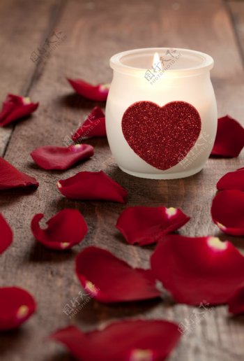 情人节蜡烛爱心玫瑰花瓣图片