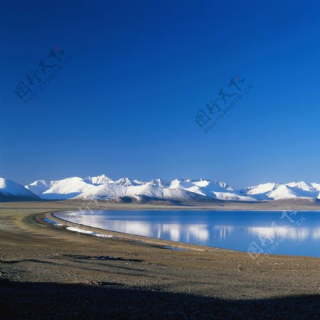 蓝天雪山湖