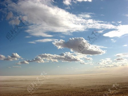 一望无际的沙漠天空辽阔的天空蓝天白云