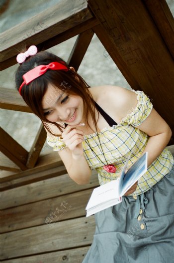 台湾美少女模特与小熊维尼图片