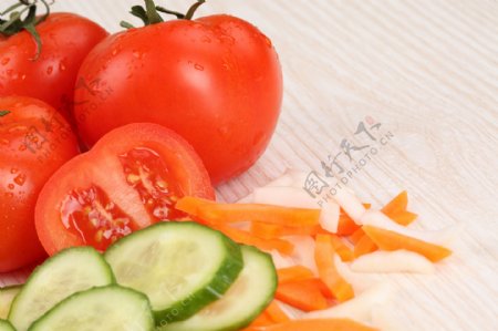 西红柿黄瓜片胡萝卜丝图片