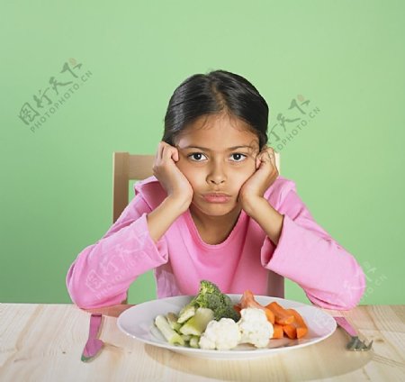 吃蔬菜的小女孩图片