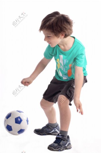 小朋友玩足球图片