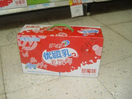 伊利优酸乳箱装草莓味图片