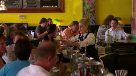 人们坐在餐厅酒吧2股票的录像视频免费下载