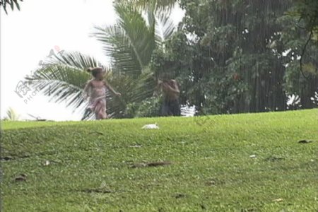 在雨中股票视频画面运行斐济的孩子视频免费下载