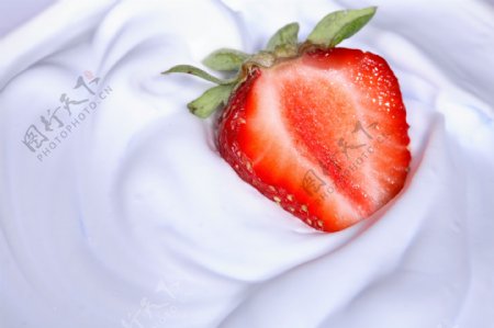 动感牛奶草莓水果图片