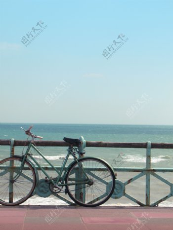 一个老式的沙滩自行车靠的蓝绿色的大海