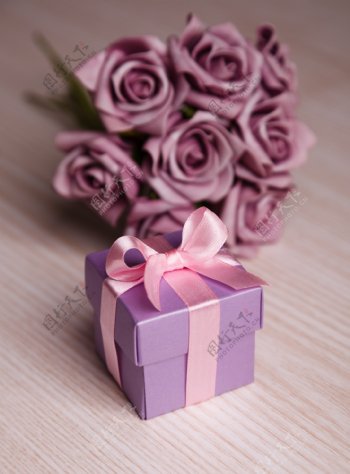 唯美玫瑰紫色礼物盒