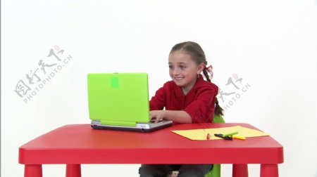 八岁的女孩笑计算机股票的录像视频免费下载