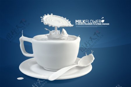 咖啡杯内的飞溅的牛奶