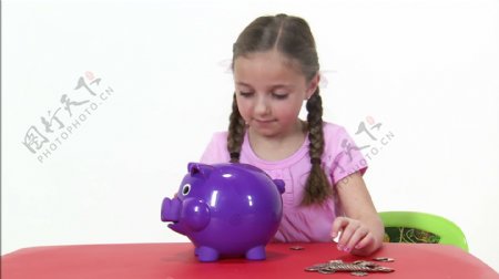 八岁的女孩把钱放在银行2股份的录像视频免费下载
