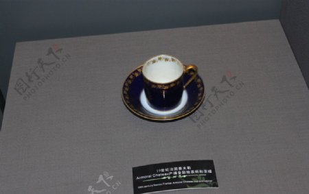 19世纪法国金彩绘茶杯茶碟图片