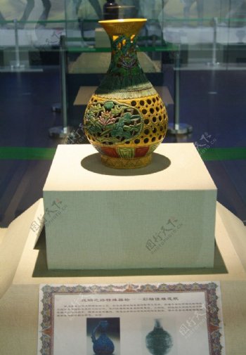 彩釉镂雕花瓶图片