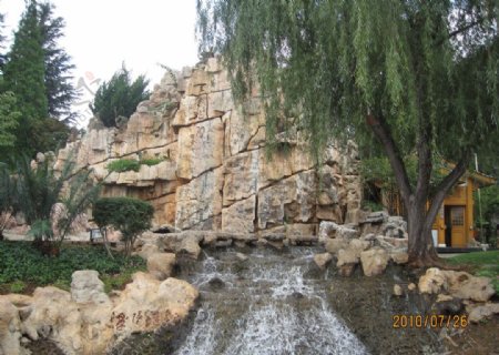 假山喷泉图片