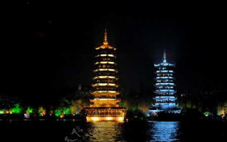 桂林两江四湖夜景双塔图片