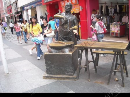 武汉江汉路步行街雕塑图片