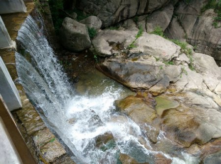 瀑布水帘水珠石壁图片