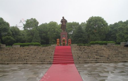 刘少奇故居铜像图片