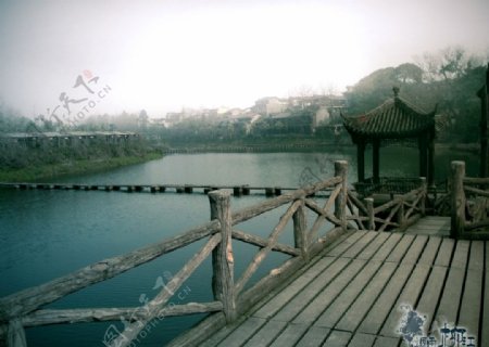 烟雨柳江栈桥图片