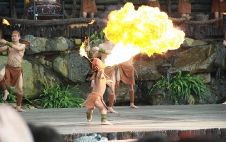 槟榔谷黎族小矮人喷火表演图片