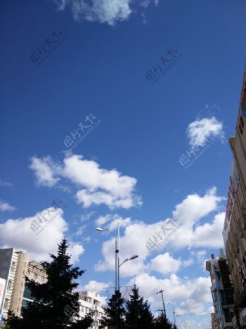 蓝天白云城市中图片