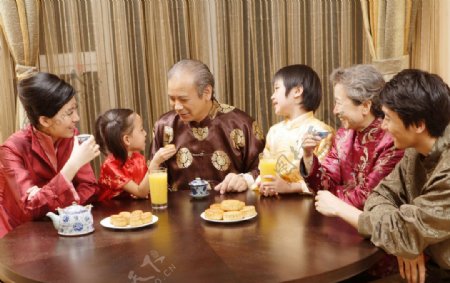 一家人吃月饼图片