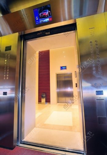 坤和大厦电梯内图片