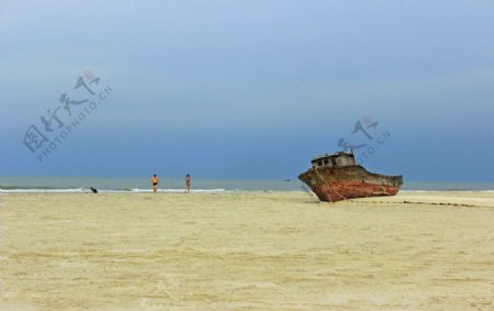 北海银滩渔船搁浅图片