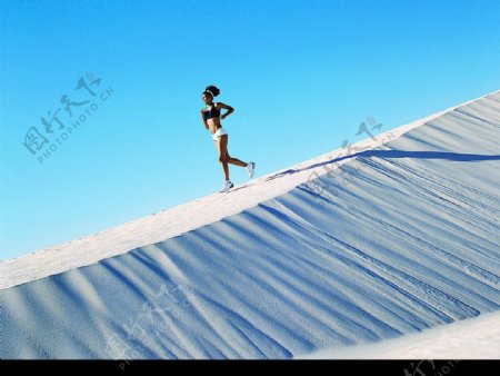 奔跑人物沙滩沙漠图片
