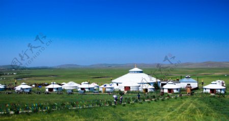 蓝天草地蒙古包图片