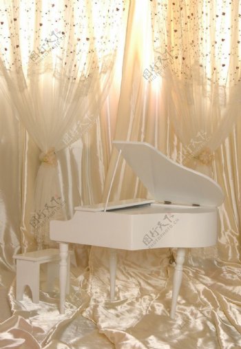 窗帘白色钢琴白色凳子图片