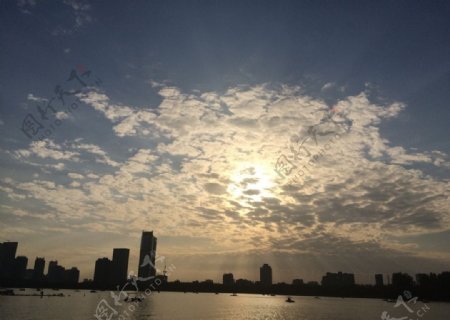 阳光城市湖景图片