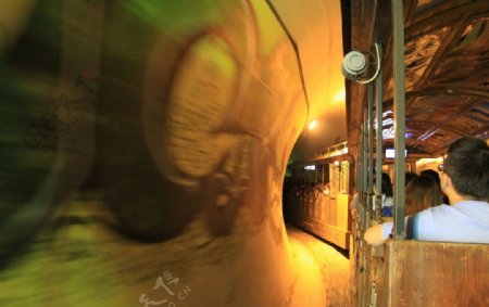 火车过隧道图片