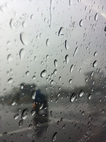 雨天微距雨滴车窗图片