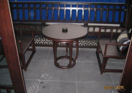 中式酒店户外休闲桌椅图片