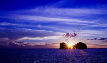 夕阳下的岩礁图片
