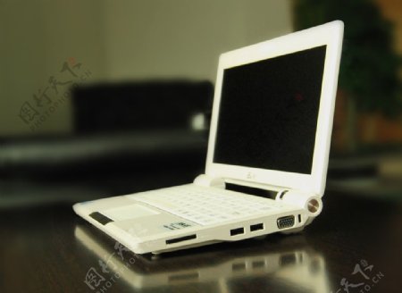 白色笔记本电脑上网图片