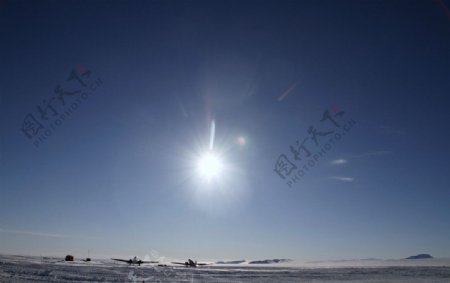 雪地阳光图片
