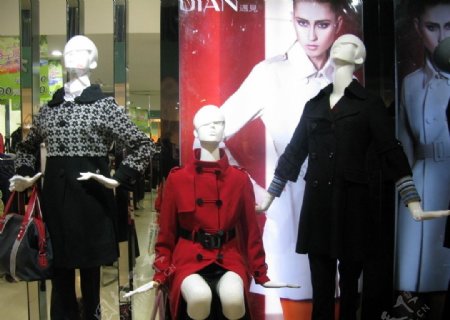 2010春季时尚女装橱窗展示图片