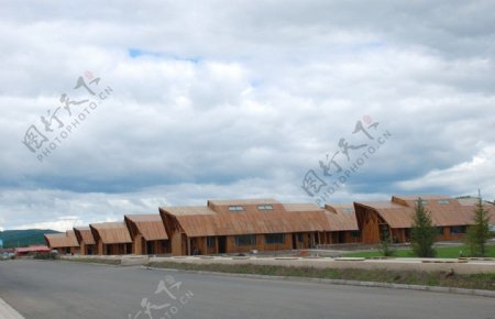 敖鲁古雅夏天建筑风景图片