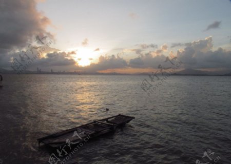 海上晨曦图片