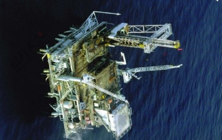 海上石油开发海上石油架大海图片