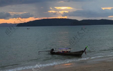 夕阳孤舟图片