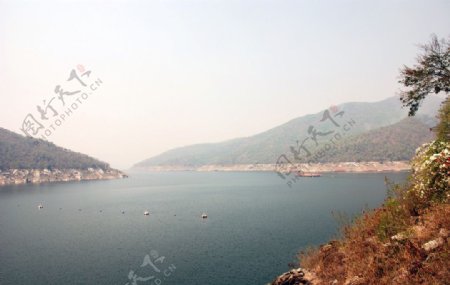 湖泊青山图片
