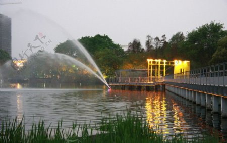 人工湖喷泉图片