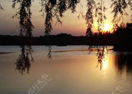 湖畔夕阳非高清图片